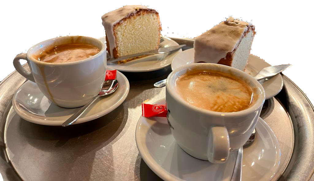 Desayuno de café y los famosos mantecados de Rosa en la Tasca de Rosa en Soto de Luiña